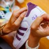 detailfoto van Babette die een paar sneakers live customized.