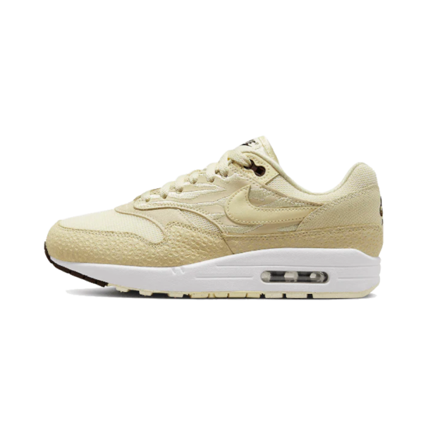 Nike Air Max 1 '87 Safari Coconut Milk sneaker in Alabaster wit en beige.