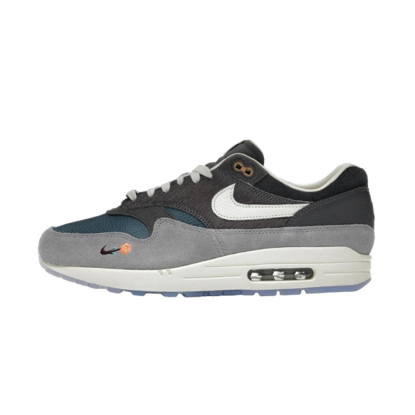 Zijaanzicht van de Nike Air Max 1 x Kasina Won-Ang Grey met pony hair en suède panelen.