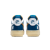 Achterkant van de Nike Air Force 1 Undefeated met het gouden Five Strike logo.