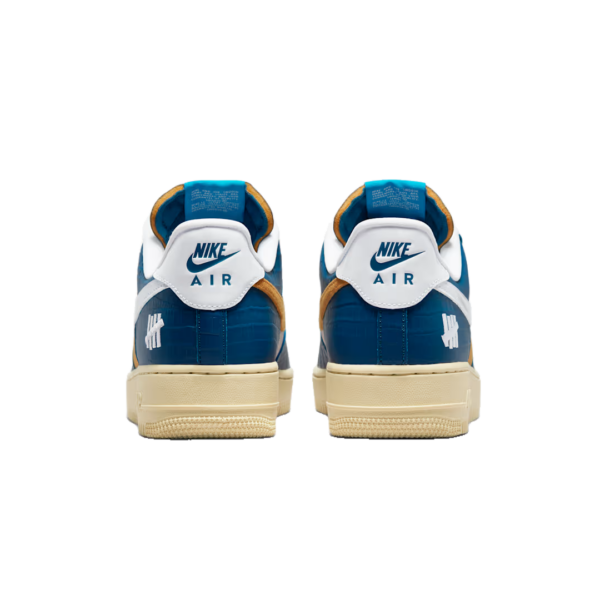 Achterkant van de Nike Air Force 1 Undefeated met het gouden Five Strike logo.