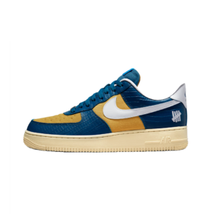 Zijaanzicht van de blauwe Nike Air Force 1 Low x Undefeated 5 on It sneaker.