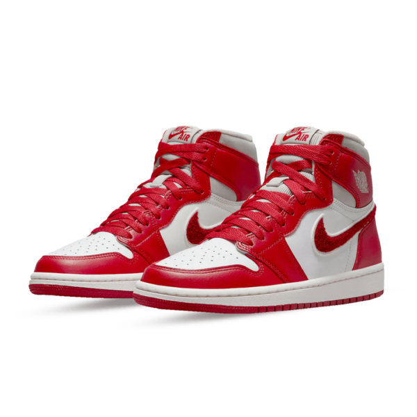 De Jordan 1 Retro High OG 'Varsity Red' combineert klassiek rood met een unieke Chenille Swoosh. Bestel de DJ4891-061 nu bij de specialist.