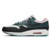 Nike Air Max 1 LeBron James Liverpool FB8914-100 hiel met YNWA logo.