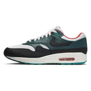 Nike Air Max 1 LeBron James Liverpool FB8914-100 hiel met YNWA logo.