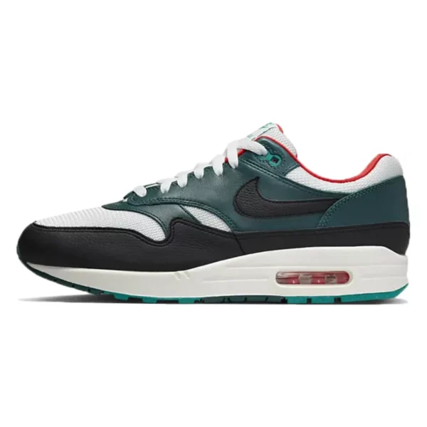Nike Air Max 1 LeBron James Liverpool FB8914-100 hiel met YNWA logo.