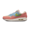 Zijaanzicht van de Nike Air Max 1 Light Madder Root met roze suède en groene Swoosh.