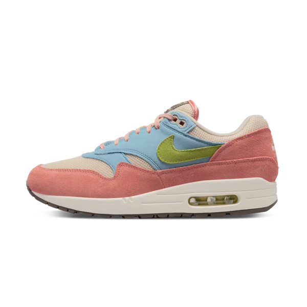 Zijaanzicht van de Nike Air Max 1 Light Madder Root met roze suède en groene Swoosh.