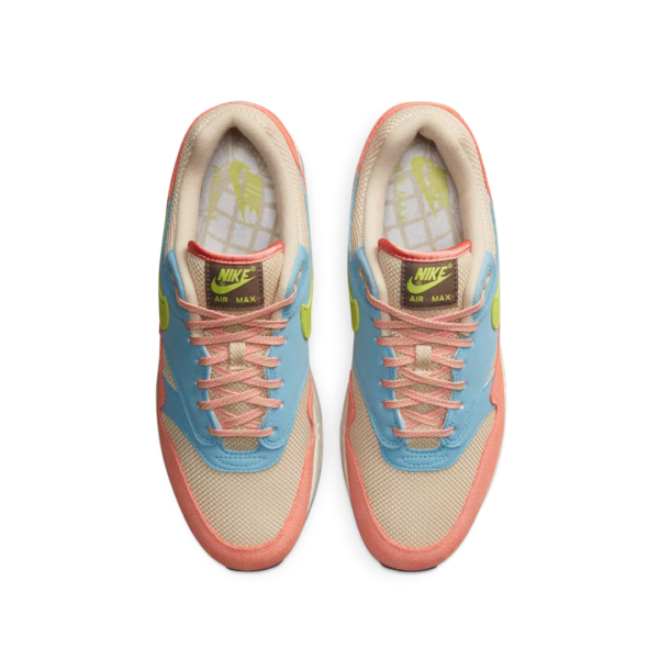 Close-up van het witte mesh en roze suède op de Air Max 1 Madder Root.