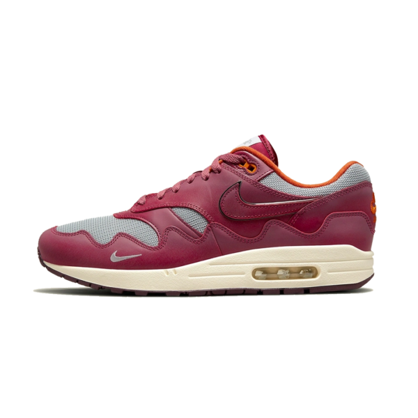 Nike Air Max 1 x Patta Waves Rush Maroon met golvende mudguard en zilveren Swoosh.