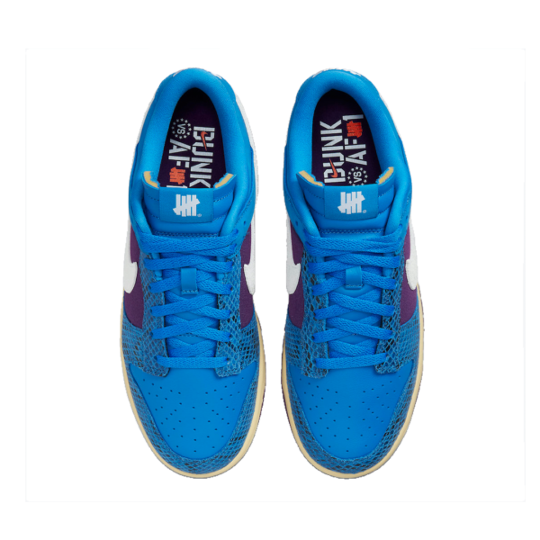 Bovenkant van de Nike Dunk Low Undefeated met het witte Five Strike logo op de hiel.