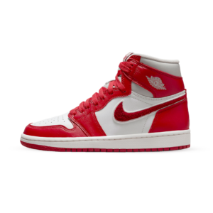 Zijaanzicht van de Jordan 1 Retro High OG Varsity Red sneaker in rood en wit.