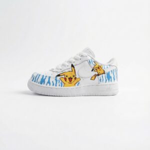 Handbeschilderde witte Nike Air Force 1 met geel elektrisch figuurtje en blauwe bliksemstrepen.