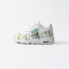 Handbeschilderde Nike Air Max 90 baby sneaker maat 22 in wit en groen met een blauw schildpad-figuur.