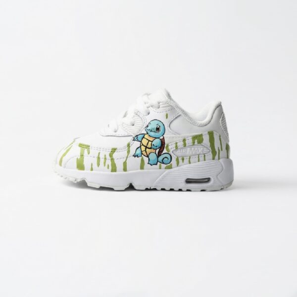 Handbeschilderde Nike Air Max 90 baby sneaker maat 22 in wit en groen met een blauw schildpad-figuur.